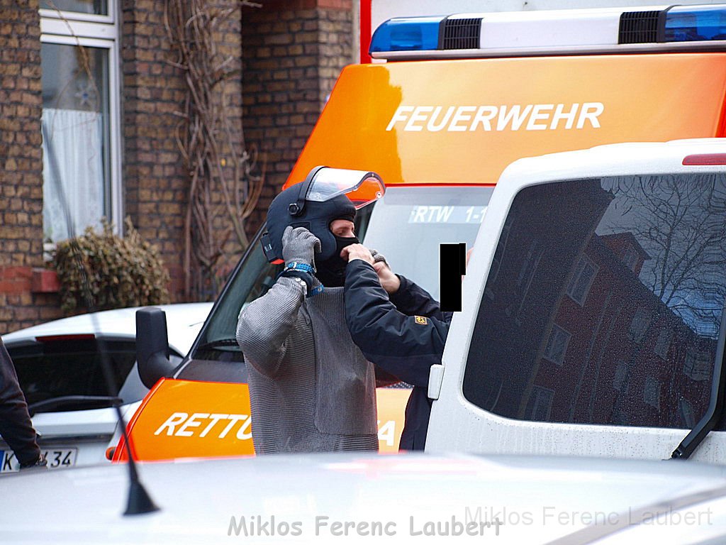 Einsatz Feuerwehr SEK Polizei Koeln Nippes Merheimerstr P100.JPG